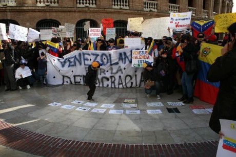 Por los ciudadanos que están muriendo en Venezuela a manos de los sicarios chavistas.

El mundo tiene 110