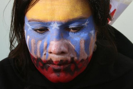 Por los ciudadanos que están muriendo en Venezuela a manos de los sicarios chavistas.

El mundo tiene 00