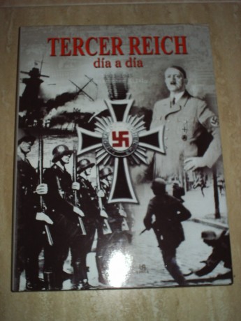 Hola

Vendo tres libros tema segunda guerra mundial.

- TERCER REICH DIA A DIA 1923-1945 
CHRISTOPHER 01