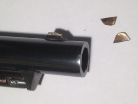 Hola compañer@s.Esto es lo que me ha pasado.He cogido el revolver,el cual lo tengo envuelto en un paño 01