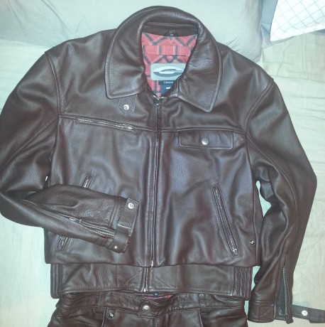 2 Chaquetas cuero y un pantalón ,

1- cazadora talla 26 ( talla L ) marrón , calidad original bmw , creado 02