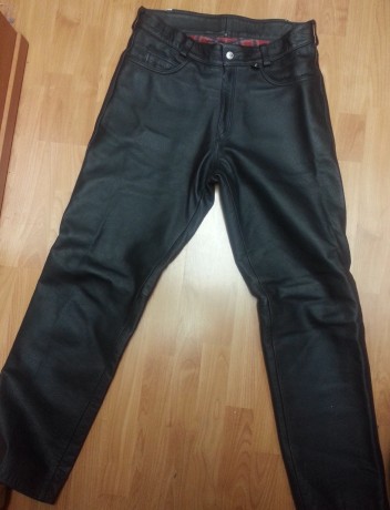 2 Chaquetas cuero y un pantalón ,

1- cazadora talla 26 ( talla L ) marrón , calidad original bmw , creado 00