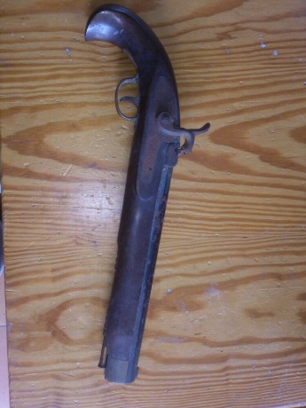 Hola, a caído en mis manos esta pistola, pero no se sí es una imitación, si alguien supiera orientarme 01
