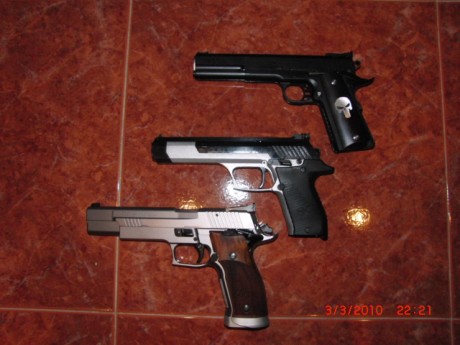 Os dejo unas fotos de mis juguetes del 9 pb y del 22 lr.

Un saludo. 02