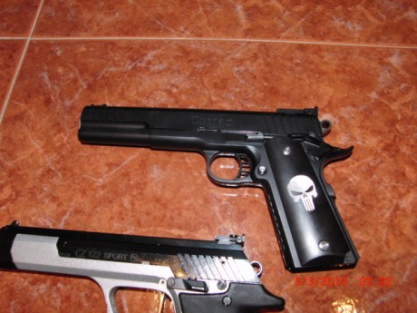 Os dejo unas fotos de mis juguetes del 9 pb y del 22 lr.

Un saludo. 01