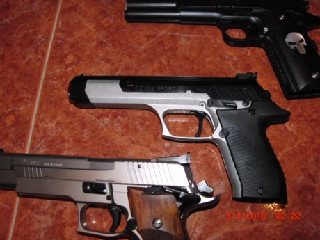 Os dejo unas fotos de mis juguetes del 9 pb y del 22 lr.

Un saludo. 00
