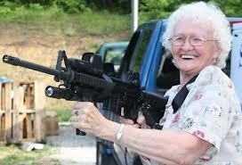 Mi bisabuela, aquí presente (en la foto), vende su Kalasnikov, que robó y no recuerda cuando ni donde.
Según 10