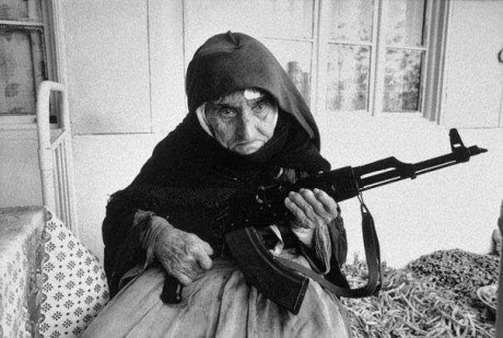 Mi bisabuela, aquí presente (en la foto), vende su Kalasnikov, que robó y no recuerda cuando ni donde.
Según 20