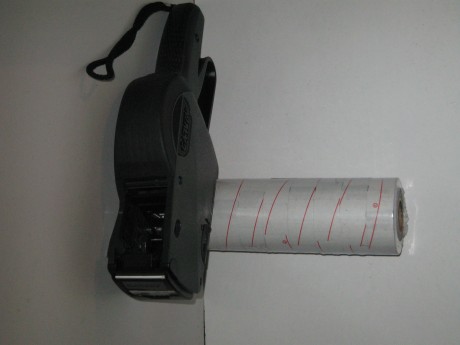 Kit compuesto de:

1. Máquina de palanca.

2. Nada menos que 10 rollos de parches negros  para una larga 01