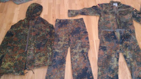 Lote de uniformes alemanes en camuflaje flecktarn compuesto por:
3 pantalones            8€-unidad
2 camisas 02