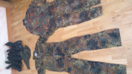 Lote de uniformes alemanes en camuflaje flecktarn compuesto por:
3 pantalones            8€-unidad
2 camisas 01