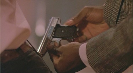 Compañeros,

En vista de las ganas de algunos (Elcafe, Wilcow, Vrakk, etc) por adivinar armas de películas 80