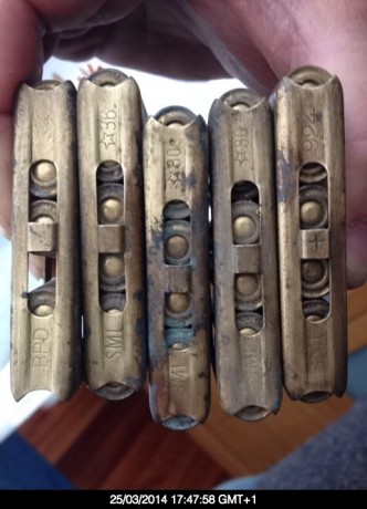 Haber si alguien sabe a que calibre y en que arma se usaban estos peines y cartuchos. Gracias 00