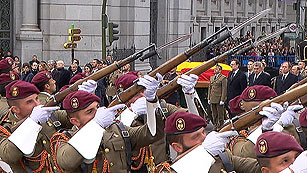 Seguramente todos lo cnozcáis y sea una pregunta tonta, pero me ha resultado raro el fusil con el que 30