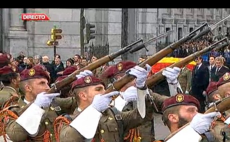 Seguramente todos lo cnozcáis y sea una pregunta tonta, pero me ha resultado raro el fusil con el que 40