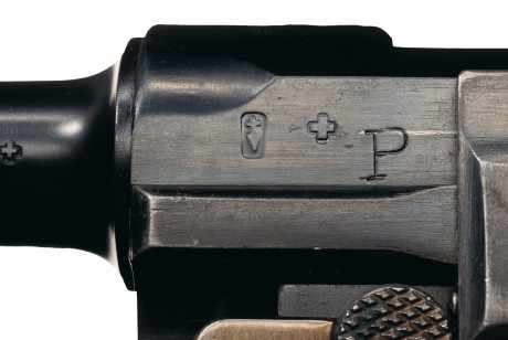 Hola.

Mi Luger tiene un cargador con tres marcajes:

1.- El signo +, que según he leído en el foro, indica 70