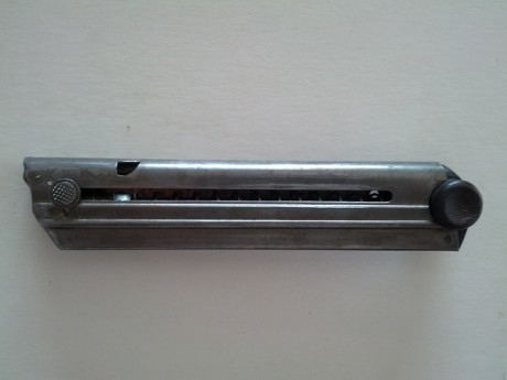 Hola.

Mi Luger tiene un cargador con tres marcajes:

1.- El signo +, que según he leído en el foro, indica 81