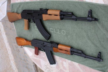 Hola amigos!

Aqui os presento mis pequeñas joyas..dos Kalashnikovs. Un FEG S90, (AKM en 7,62x39mm) y 02