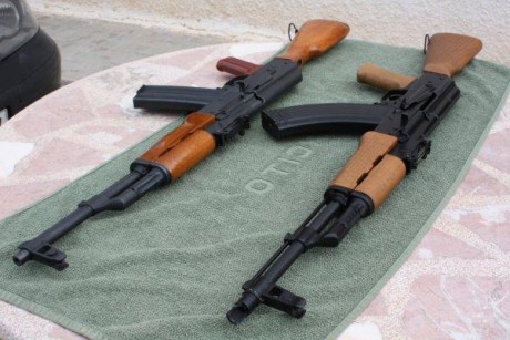 Hola amigos!

Aqui os presento mis pequeñas joyas..dos Kalashnikovs. Un FEG S90, (AKM en 7,62x39mm) y 01