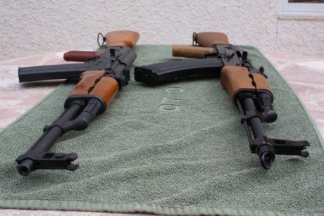 Hola amigos!

Aqui os presento mis pequeñas joyas..dos Kalashnikovs. Un FEG S90, (AKM en 7,62x39mm) y 00
