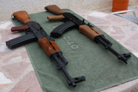 Hola amigos!

Aqui os presento mis pequeñas joyas..dos Kalashnikovs. Un FEG S90, (AKM en 7,62x39mm) y 11