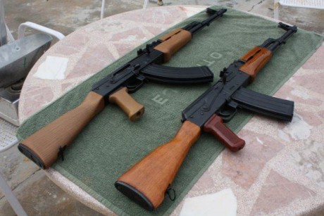 Hola amigos!

Aqui os presento mis pequeñas joyas..dos Kalashnikovs. Un FEG S90, (AKM en 7,62x39mm) y 10