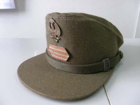 Vendo antigua gorra teresiana del Ejército de Tierra de los años 80, con galón de sargento.
Está en muy 00