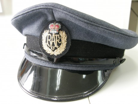 Vendo gorra actual de la Royal Air Force (traducido Reales Fuerzas Aéreas) de Gran Bretaña de la talla 00