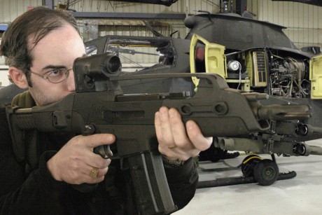 Me mosquea que parezca el XM-8 mas estable en tiro que el HK G36...

 <object width="425" 30