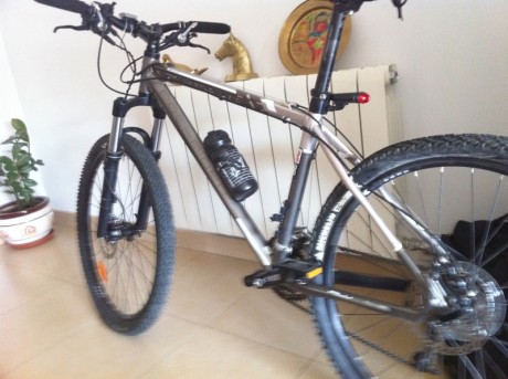 Hola buenas. pongo a la venta btm *Rockrider 8.1 comprada el 30/01/2009, tendrá menos de 50km, la use 00