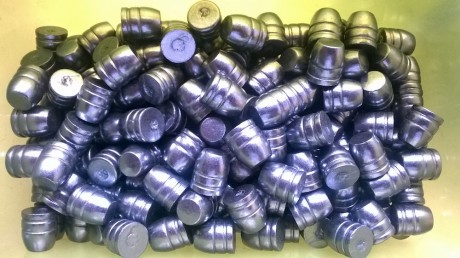 Hola. Vendo puntas de plomo aleado del calibre .45 SWC (.452") de 200 grains de peso y tratadas con 01