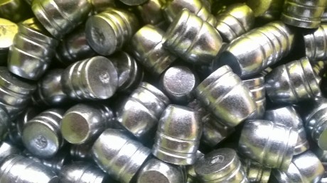 Hola. Vendo puntas de plomo aleado del calibre .45 SWC (.452") de 200 grains de peso y tratadas con 00