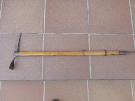 SE VENDE MAGNIFICO PIOLET DE MONTAÑA DEL EJECITO ESPAÑOL ESTADO MAGNIFICO. ES EL MISMO QUE APARECE EN 02