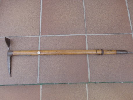 SE VENDE MAGNIFICO PIOLET DE MONTAÑA DEL EJECITO ESPAÑOL ESTADO MAGNIFICO. ES EL MISMO QUE APARECE EN 00
