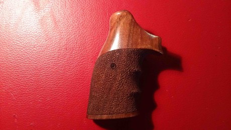 Hola a todos,

Pongo a la venta estas estupendas cachas Nill en nogal para el revólver S&W K14 con 01