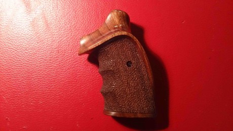 Hola a todos,

Pongo a la venta estas estupendas cachas Nill en nogal para el revólver S&W K14 con 00