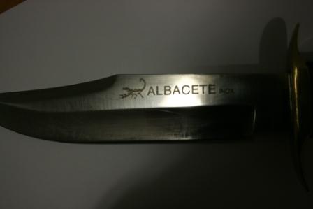 Buenas noches:
He adquirido recientemente un cuchillo de caza tipo Muela Comando con mango de madera noble 30
