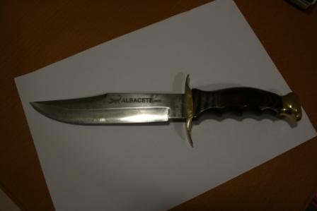 Buenas noches:
He adquirido recientemente un cuchillo de caza tipo Muela Comando con mango de madera noble 40