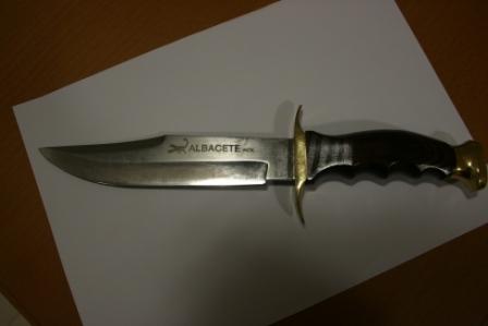 Buenas noches:
He adquirido recientemente un cuchillo de caza tipo Muela Comando con mango de madera noble 00