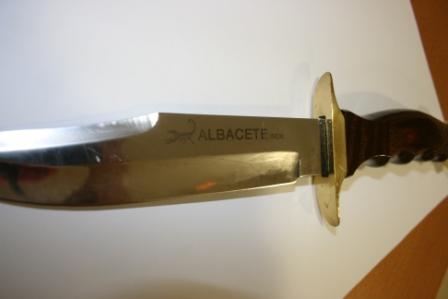 Buenas noches:
He adquirido recientemente un cuchillo de caza tipo Muela Comando con mango de madera noble 20
