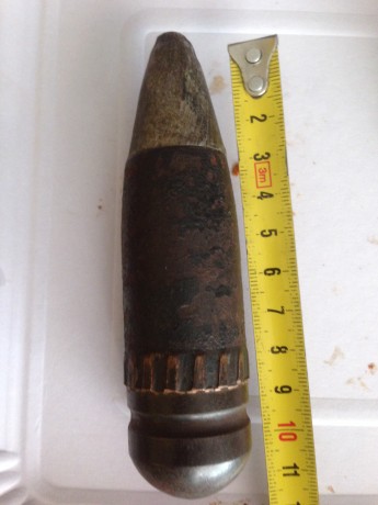 Buenas tardes, un amigo me ha pedido que le ayudemos a identificar esto, son 30mm de ancho, para mi que 00