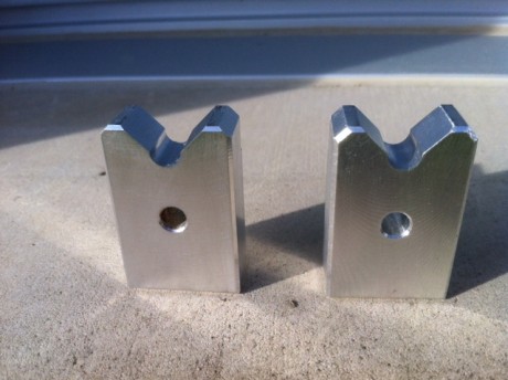 Tengo varios cargadores monotiro para Kalbrgun Cricket cal 5,5
Estan fabricados en aluminio, probados 00