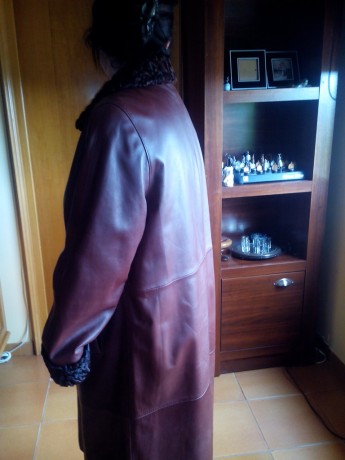 Vendo abrigo de mujer, talla 46, color antílope, de piel,con cuello i bocamanga de astracán
Nuevo, de 02