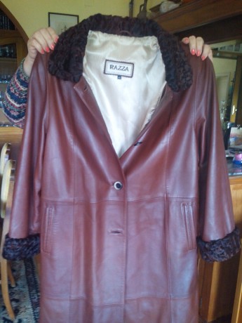Vendo abrigo de mujer, talla 46, color antílope, de piel,con cuello i bocamanga de astracán
Nuevo, de 00