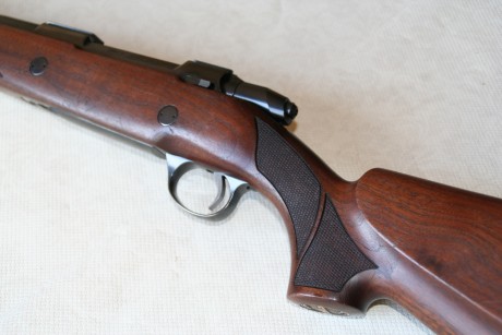 Ahi va otro:

El primero de los dos que se venda salva al otro:

Es un arma muy robusta, de las de antes 01