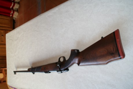 Ahi va otro:

El primero de los dos que se venda salva al otro:

Es un arma muy robusta, de las de antes 11