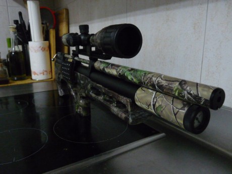Como sabeis pensaba pintarla de "camo",pero me ha dao por tirar de rollo de cinta de "camuflaje" 00