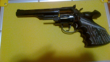 Cambio carabina J.W. 22lr de cerrojo y revolver Llama Comanche 22lr de 6 pulgadas con cacha anatómica 01