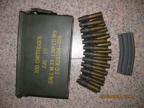 Caja del calibre 50, mas 24 vainas usa+ 1 santa barbara del año 80, todas ellas eslabonadas, el lote se 00