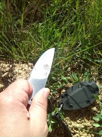Os presento este pequeño cuchillo que a pesar de su tamaño y supuesta simpleza es de gran utilidad y tiene 02